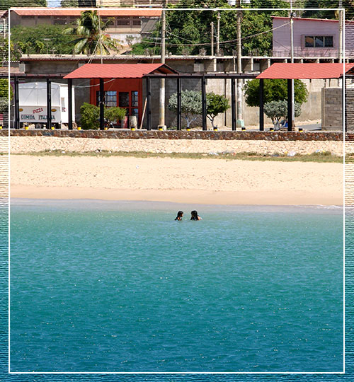 Playa Bulevar, ubicada cerca del terminal de Ferrys en Araya | Turismo Sucre | Sucre Tours